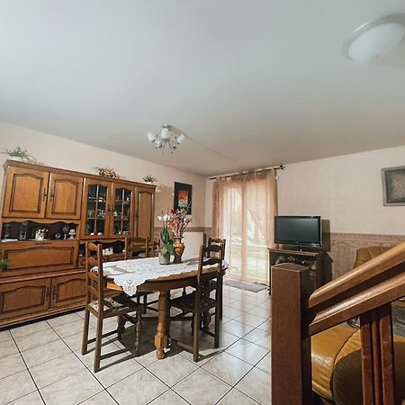 Apartament La Perle Rose Only Women Femmes Uniquement Vénissieux Zewnętrze zdjęcie