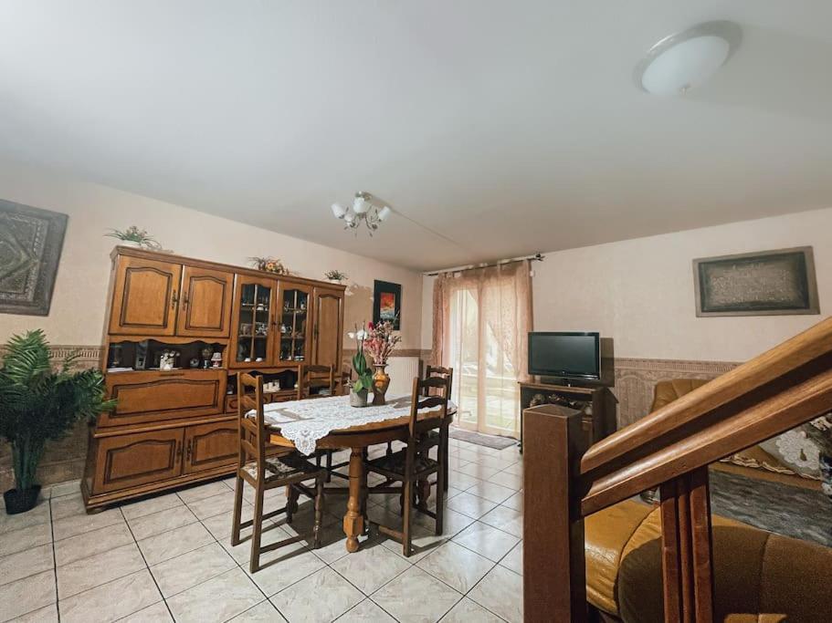 Apartament La Perle Rose Only Women Femmes Uniquement Vénissieux Zewnętrze zdjęcie