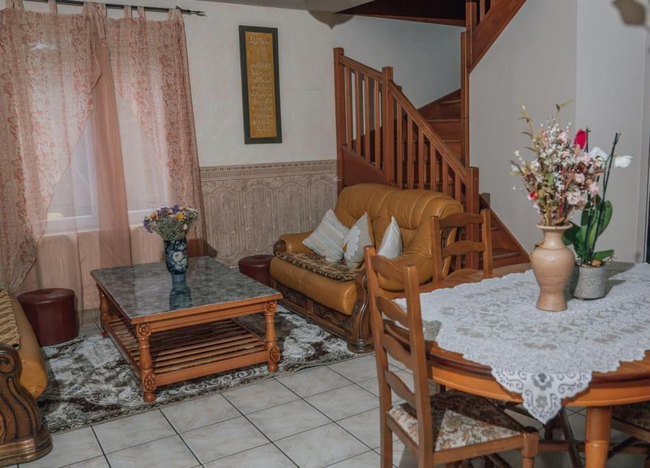 Apartament La Perle Rose Only Women Femmes Uniquement Vénissieux Zewnętrze zdjęcie