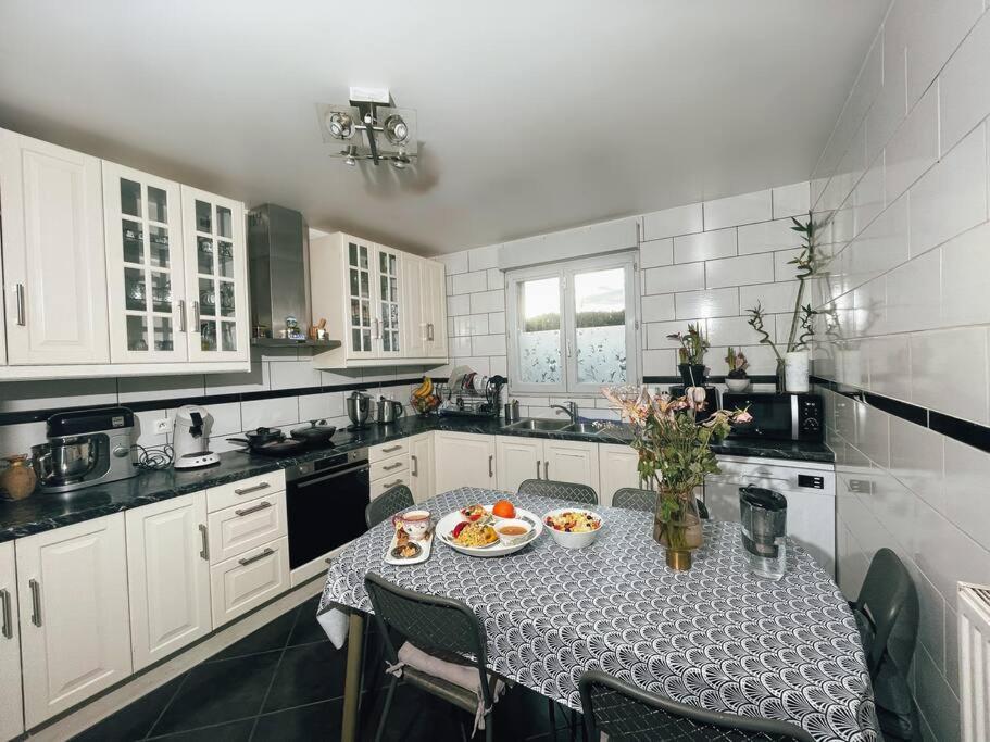Apartament La Perle Rose Only Women Femmes Uniquement Vénissieux Zewnętrze zdjęcie